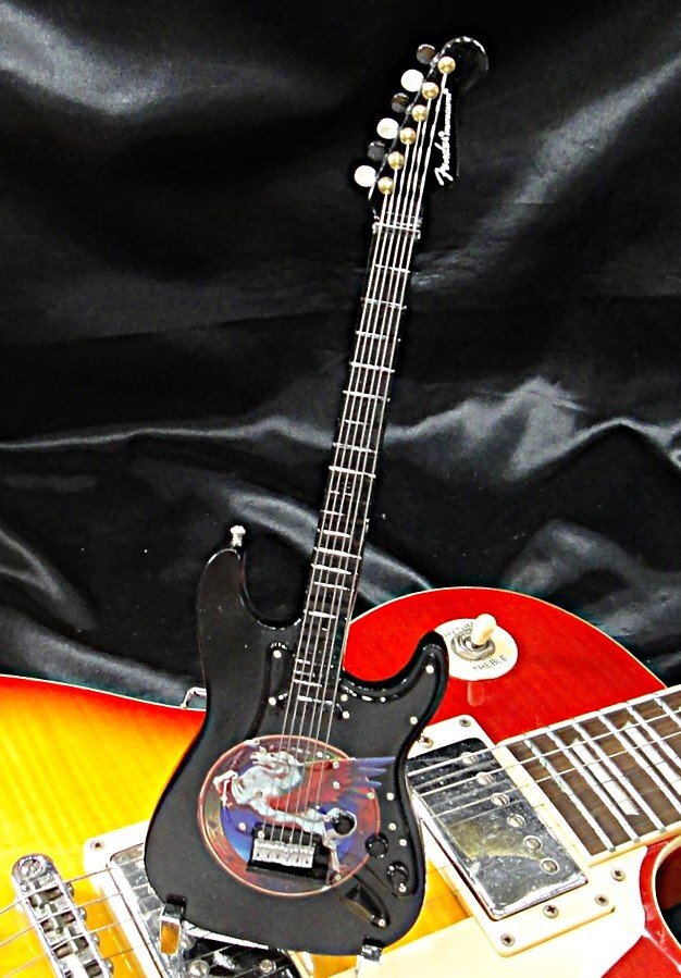 GUITARMANIA ギターマニア Book of Dreams 1976 Item No.1024 フェンダー ミニチュアギター 雑貨 現状渡し Eb4164
