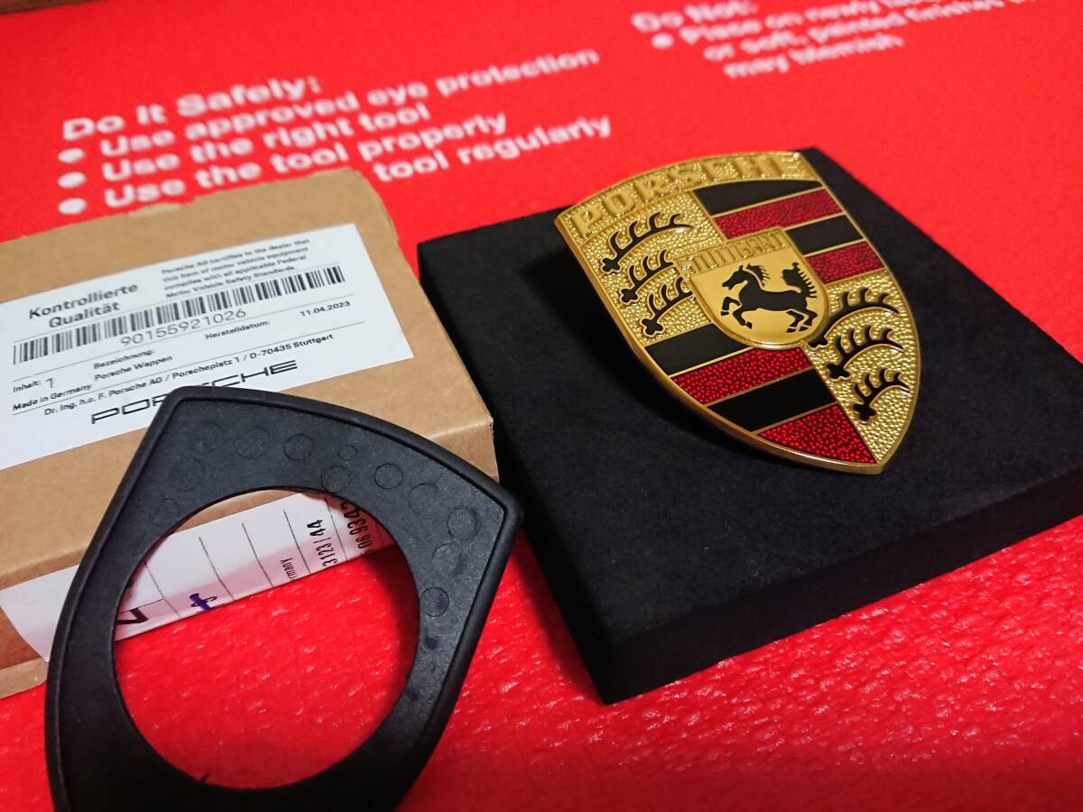 ポルシェ 純正 クレスト エンブレム ボンネット フード 911 924 944 964 968 カレラ ケイマン ボクスター 1980年代モデル 希少 レア 未使用
