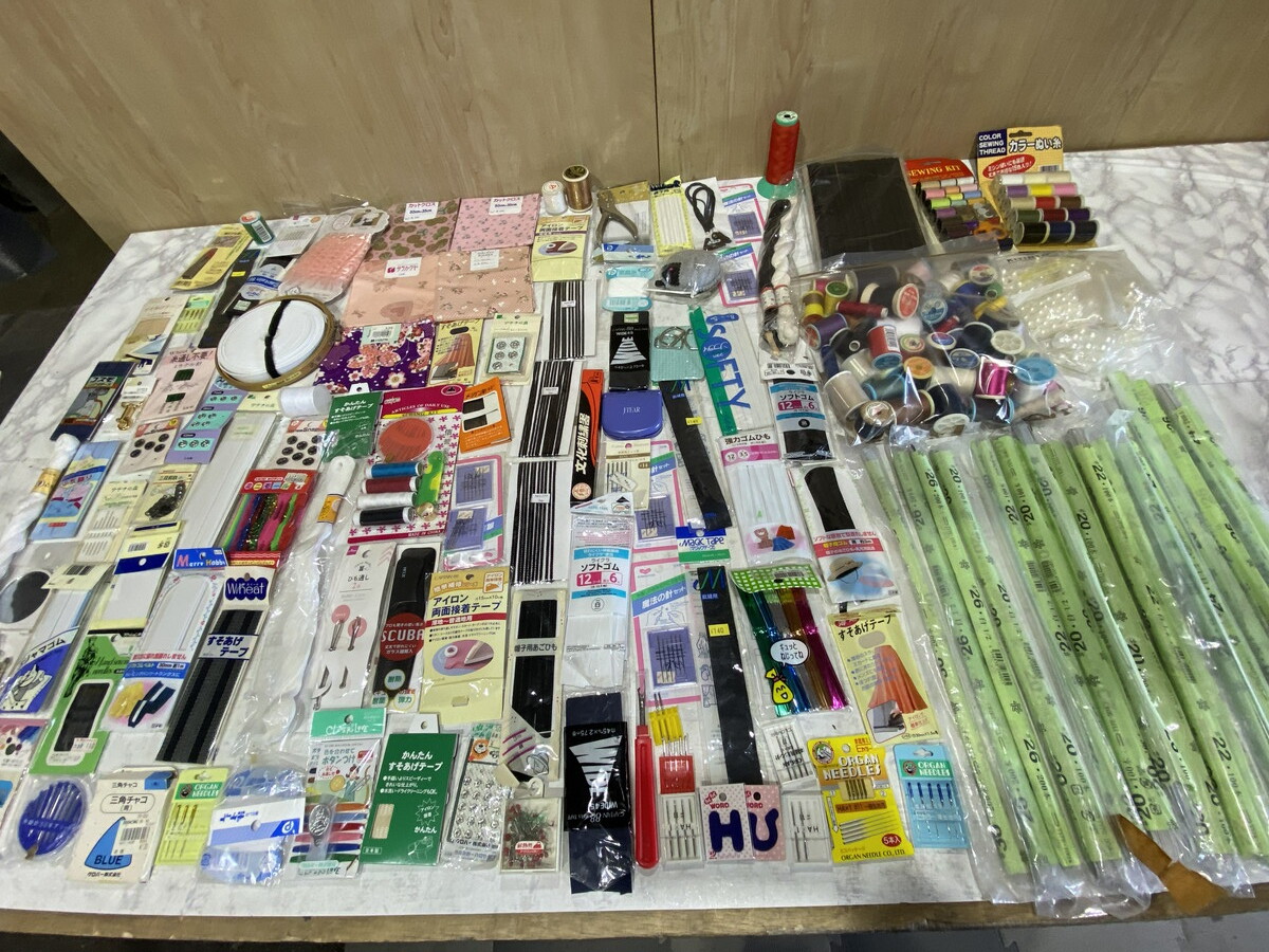 【４９－１８】手芸用品 まとめ売り ゴム ミシン糸 カットクロス ワイヤー 等 手芸 裁縫 工作 ハンドメイド 中古品 未使用品有 長期保管品