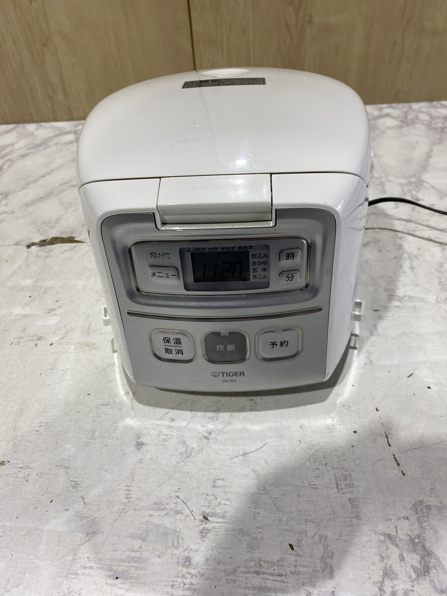 【４９－１３】TIGER タイガー マイコン炊飯ジャー JAI-R552 3合炊き ホワイト 0.54L 家電製品 炊飯器 一人暮らし 中古品