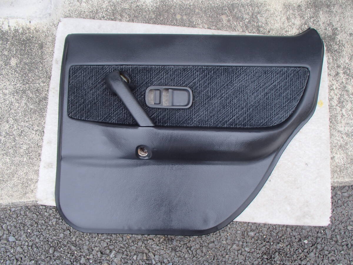 T18 日産 スカイライン R32 右リアドア 内張 中古品 検 NISSAN SKYLINE 4door RB20DET ER32 ECR32 HCR32 ドアパネル 後期 内装 4ドア HNR32