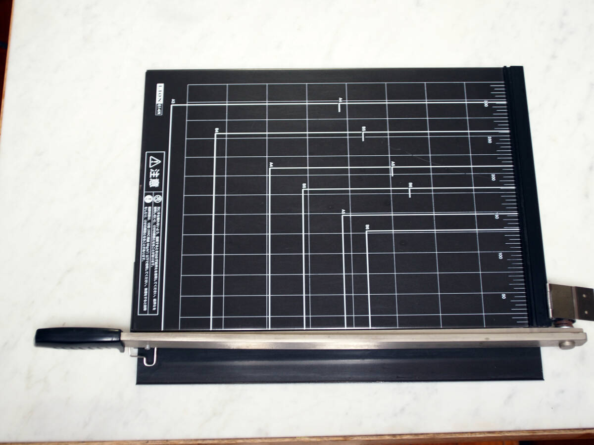 LION ペーパーカッター、A3判 614N