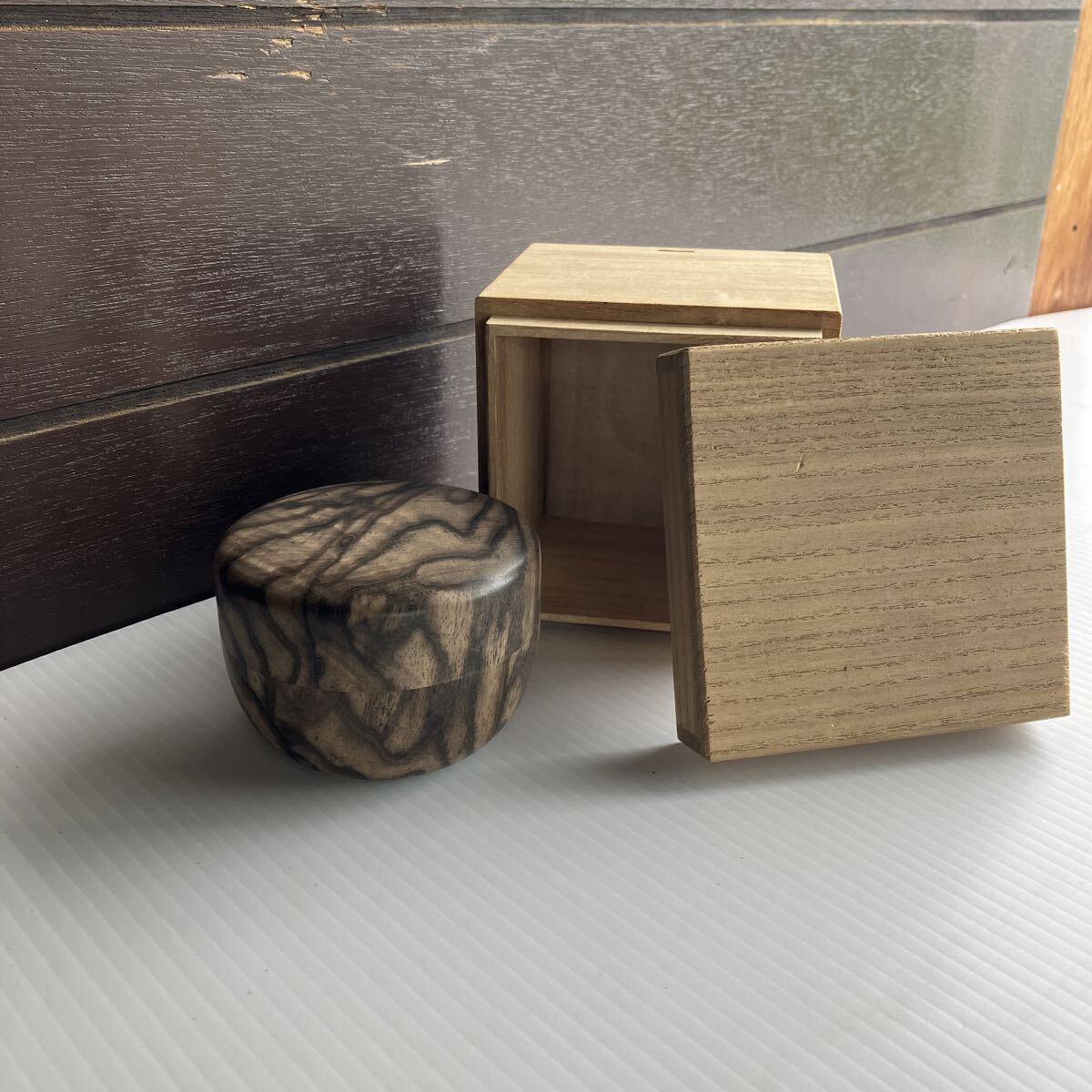 黒柿棗 高さ5.4cm 直径8cm 重さ64g 未使用に近い 刳り貫き 棗 銘木 天然木 なつめ 縞柿 平棗 茶入 茶筒 蓋物 小物入れ 抹茶 茶道