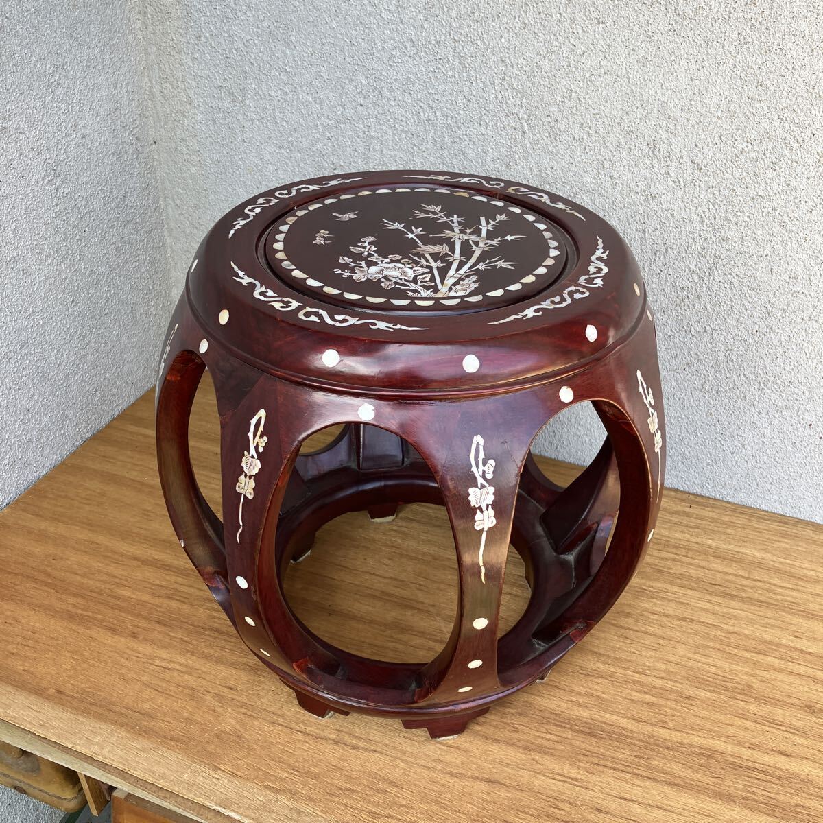 高さ34.5cm 直径36.5cm 着払い 螺鈿細工 スツール 傷や汚れあり 椅子 工芸品 中国美術 丸椅子 腰掛け 木製 唐木 花台 アンティーク 飾り台
