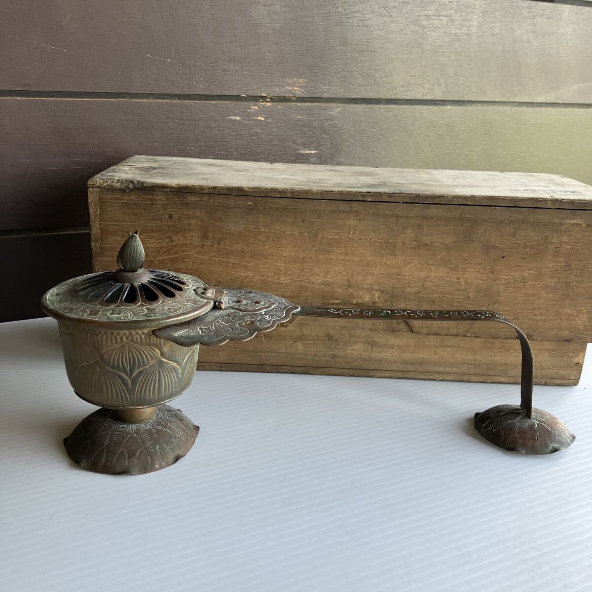 柄香炉 仏具 銅鍍金 毛彫 唐草 蓮弁彫文 高さ11.5cm 長辺28.5cm 短辺9cm 重さ174g 金銅柄香炉 焼香供養 法具 僧侶用具 古金工 仏教古美術
