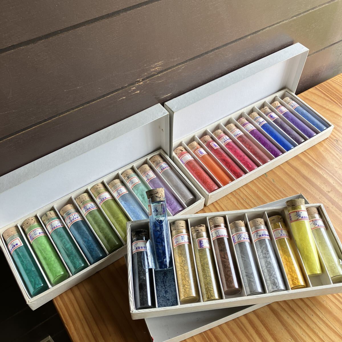 大畑後素堂 旧家蔵出し品 30色セット 藍色だけガラスが割れています 岩絵の具 水干絵具 日本画 岩絵具 水干絵具 絵の具 