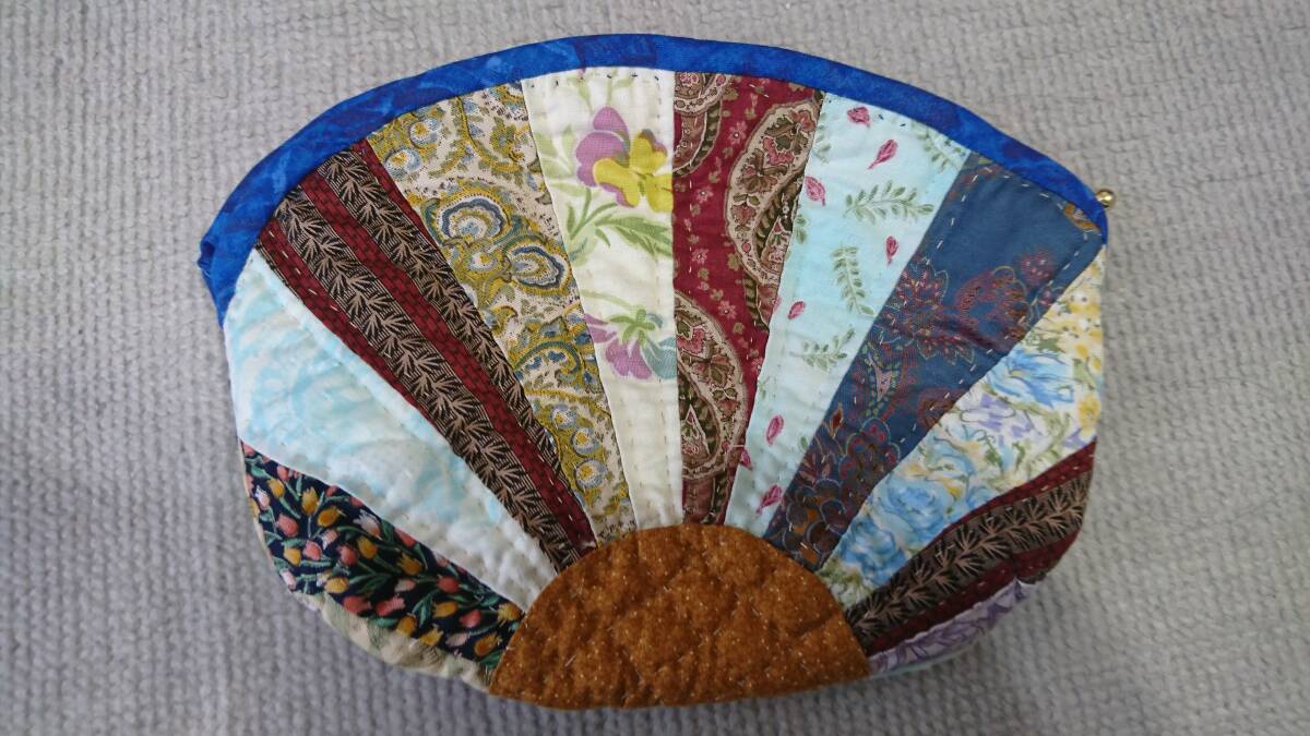 【P0013】 ハンドメイド パッチワーク ポーチ 扇型 マルチカラー 花柄 キルト ファスナー 小物入れ