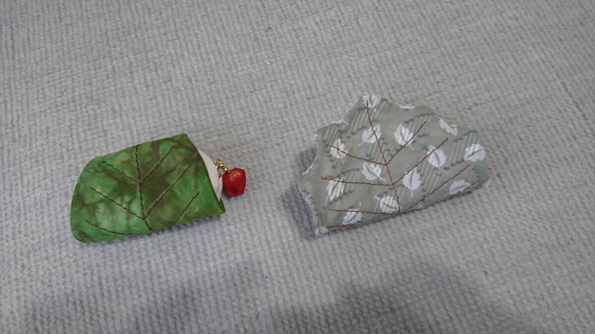 【P0018】 ハンドメイド 葉っぱモチーフ ミニポーチ 2個セット ファスナーポーチ 小銭入れ 一点物
