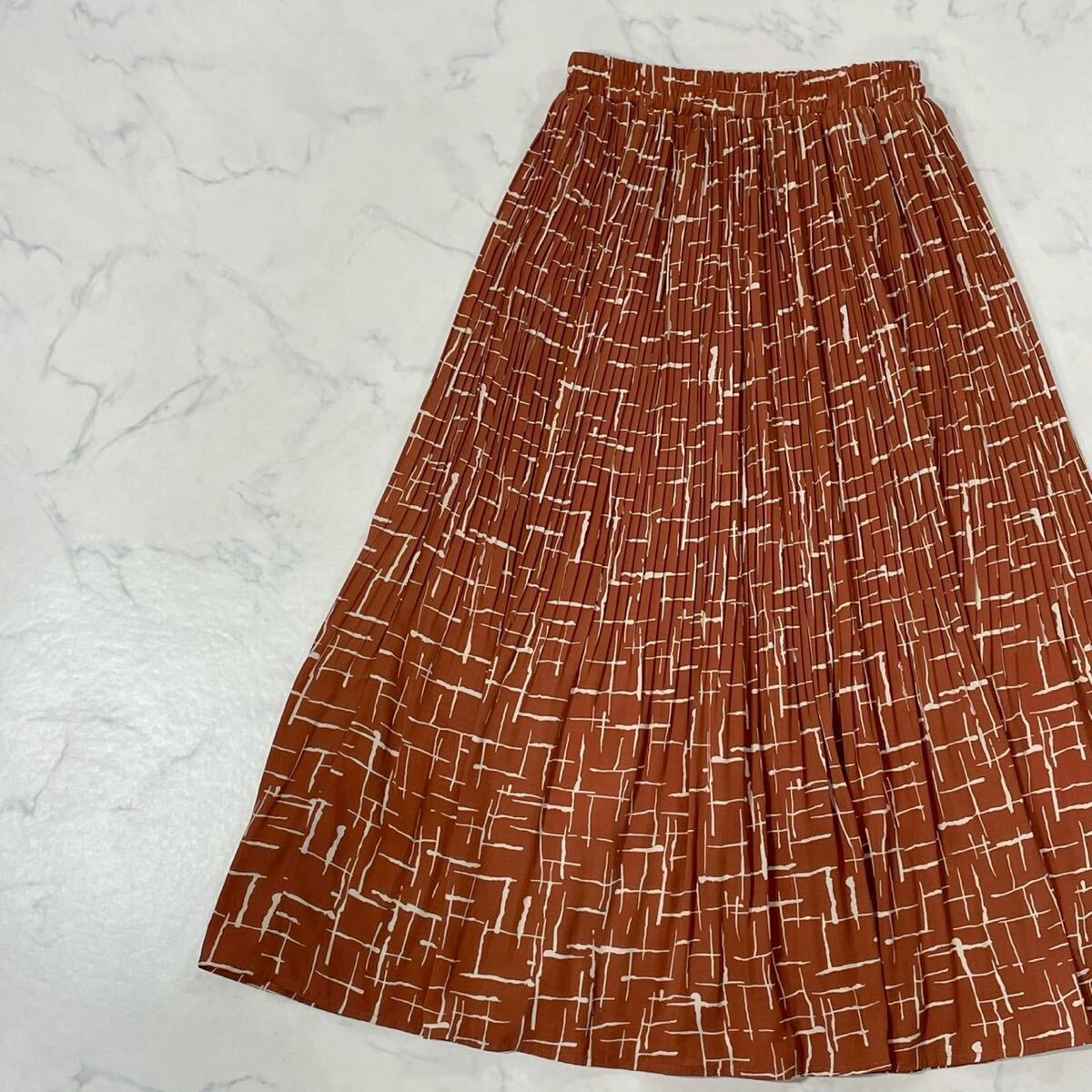 美品 axes femme アクシーズファム パターン柄 裏地付き ウエストゴム プリーツ フレア ひざ丈 スカート ブラウンオレンジ ホワイト