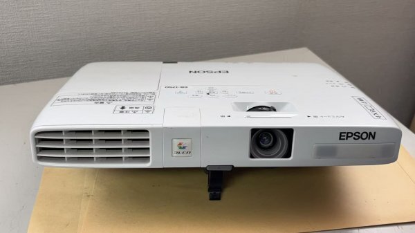 EPSON EB-1750 液晶プロジェクター VGA接続投影確認済み 約30分試運転済み ランプ使用時間495H リモコン・電源ケーブル 現状品 /T260704-01