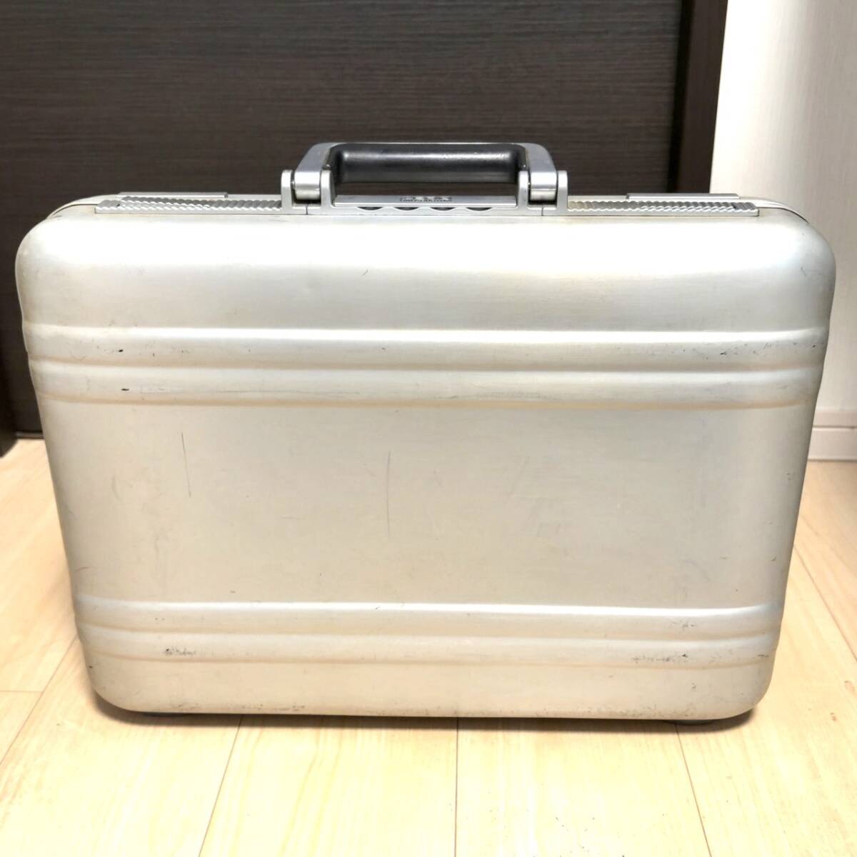 希少 ZERO HALLIBURTON ゼロハリバートン アタッシュケース ビジネスバッグ ダイヤルロック式 シルバー 現状品 B600