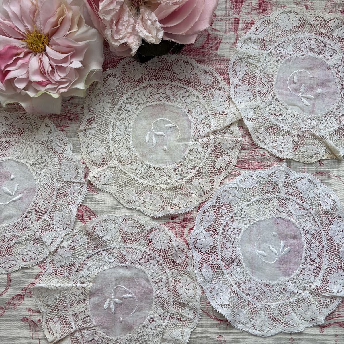 フランスアンティーク 豪華！美しいチュール系ミニドイリー5点セット！丸型　ノルマンディ　刺繍　ハンドメイド　素材　リメイク　ドール　