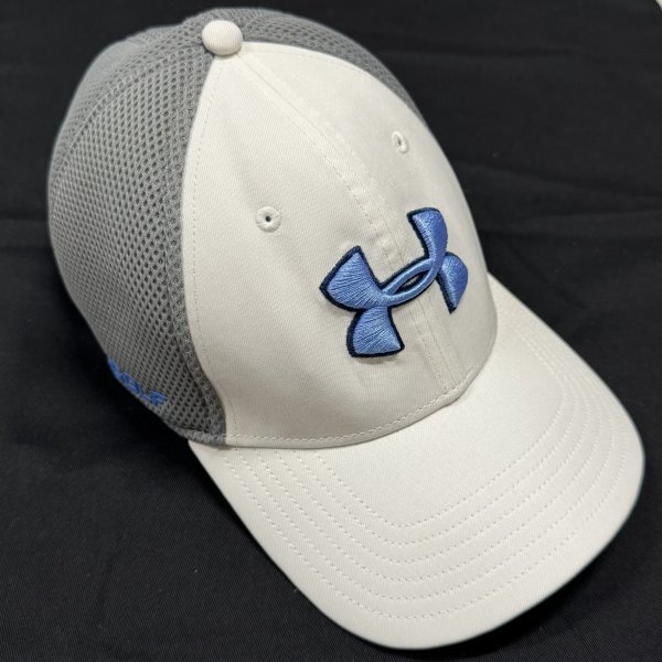美品 UNDER ARMOUR GOLF メッシュキャップ アンダーアーマー 3D 立体刺繍ロゴ ラバープリント ホワイト×グレー ゴルフ スポーツ 石瀬8607
