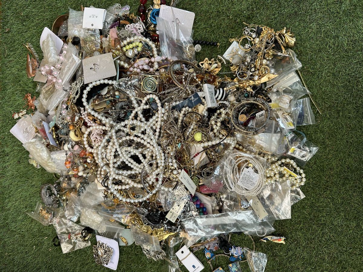 アクセサリー類まとめ　パール　メッキ　ピアス　リング　ネックレス　バングル　ブレスレット　イヤリング　ブローチ等　計10.5kg 現状品