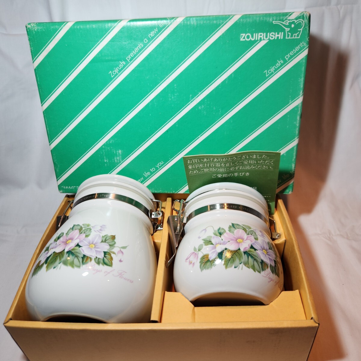 121【未使用保管品】象印 ZOJIRUSHI 昭和レトロ 花柄 陶器製 密閉容器 保存容器 白 大小2個セット 元箱付