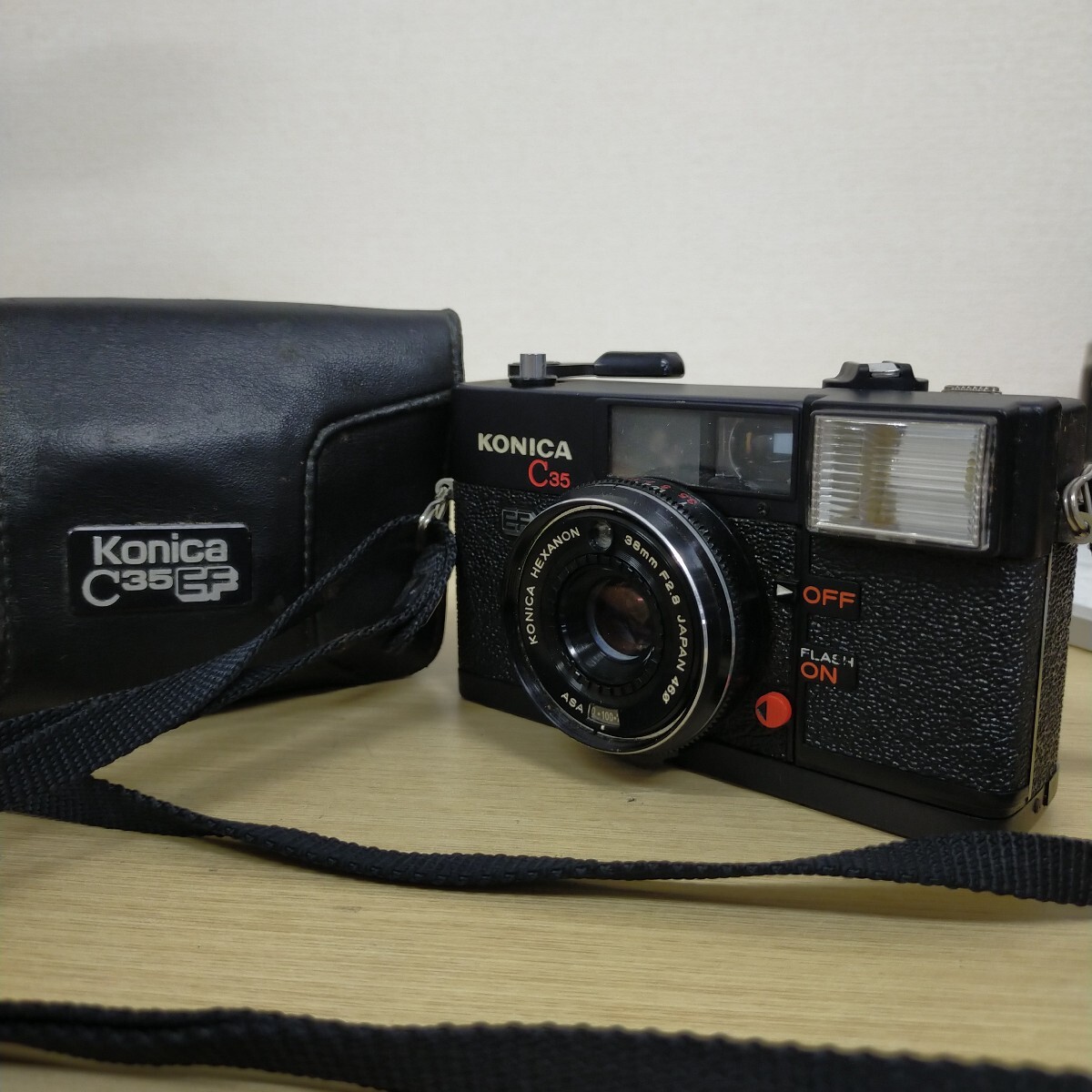 稲yA4740 コニカ Konica C35 EF Hexanon 38mm F2.8 コンパクトフィルムカメラ シャッター動作確認済み ピッカリコニカ ケース付き