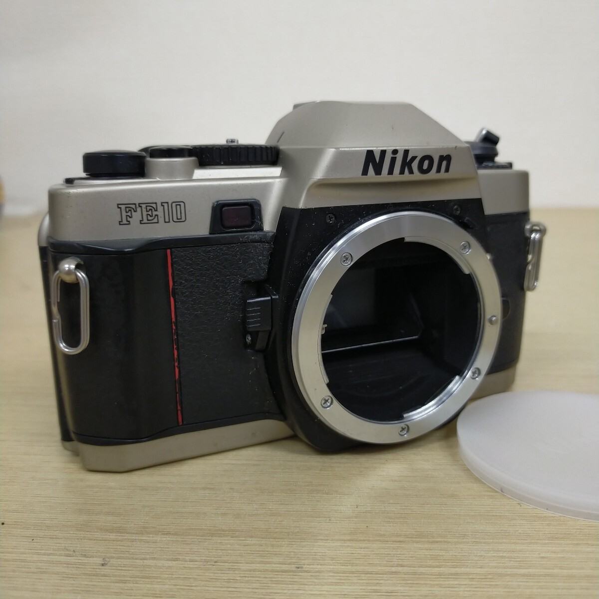 稲yA4742 Nikon FE10 一眼レフ フィルムカメラ ボディ キャップ付き レバー・ツマミ固着のため動かない 現状渡し