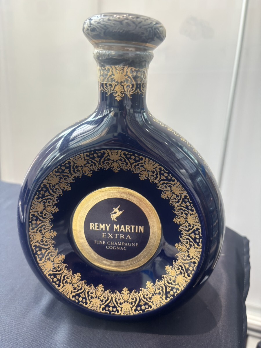 権B/AN87-8 高級ブランデー REMY MARTIN EXTRA レミーマルタン エクストラ コニャック ブルーリモージュ 陶器ボトル 700ml 未開封