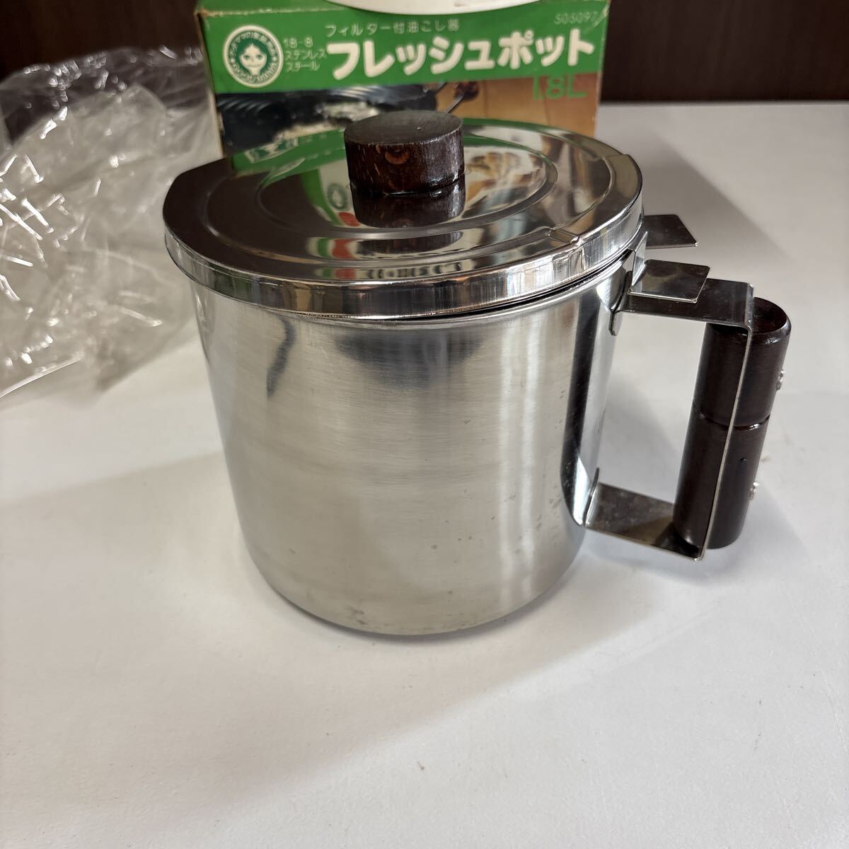 ◇フレッシュポット◇ステンレススチール◇フィルター付油こし器◇1.8◇ハンドル・つまみ部分、自然木◇中古品◇引取可能◇札幌◇北海道