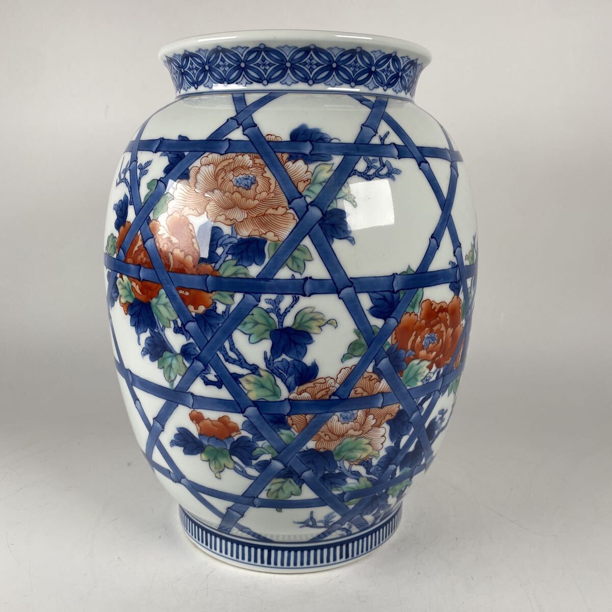 色鍋島　鍋島　和泉　染錦　色絵　牡丹　花瓶　壺　壷　花器　花入　作家　在銘　骨董品　古美術品　有田焼　高さ33cm 横24.5cm【71】