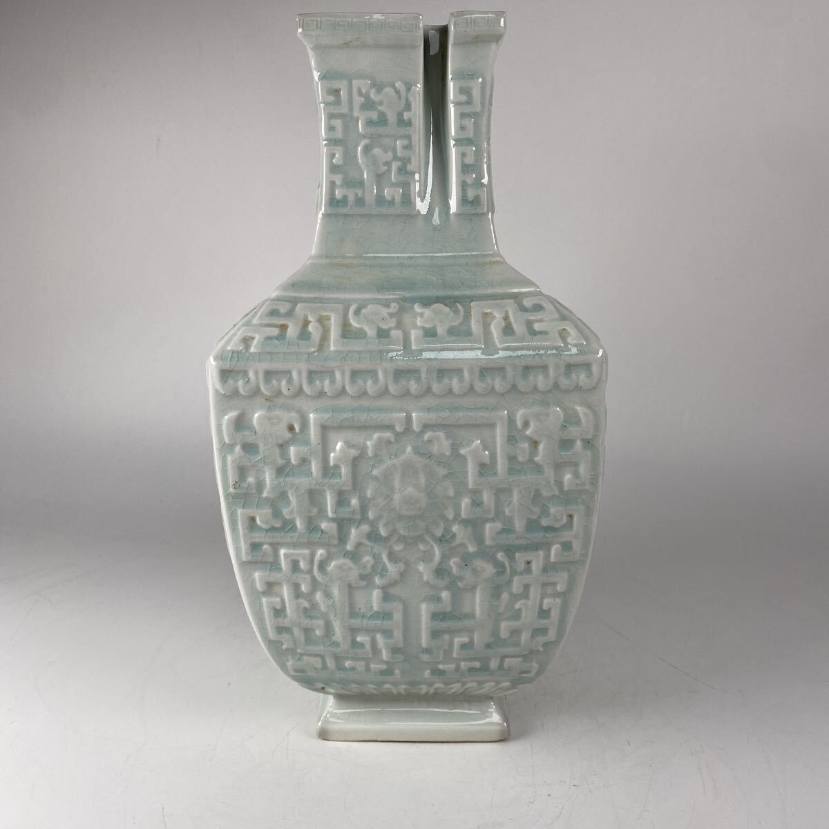中国古美術 白磁 饕餮紋 花瓶 卍 希少 珍品 花器 花入 時代 唐物 古陶磁 骨董品 古美術品 中国古玩 青白磁 高さ33cm 横16.5cm【75】