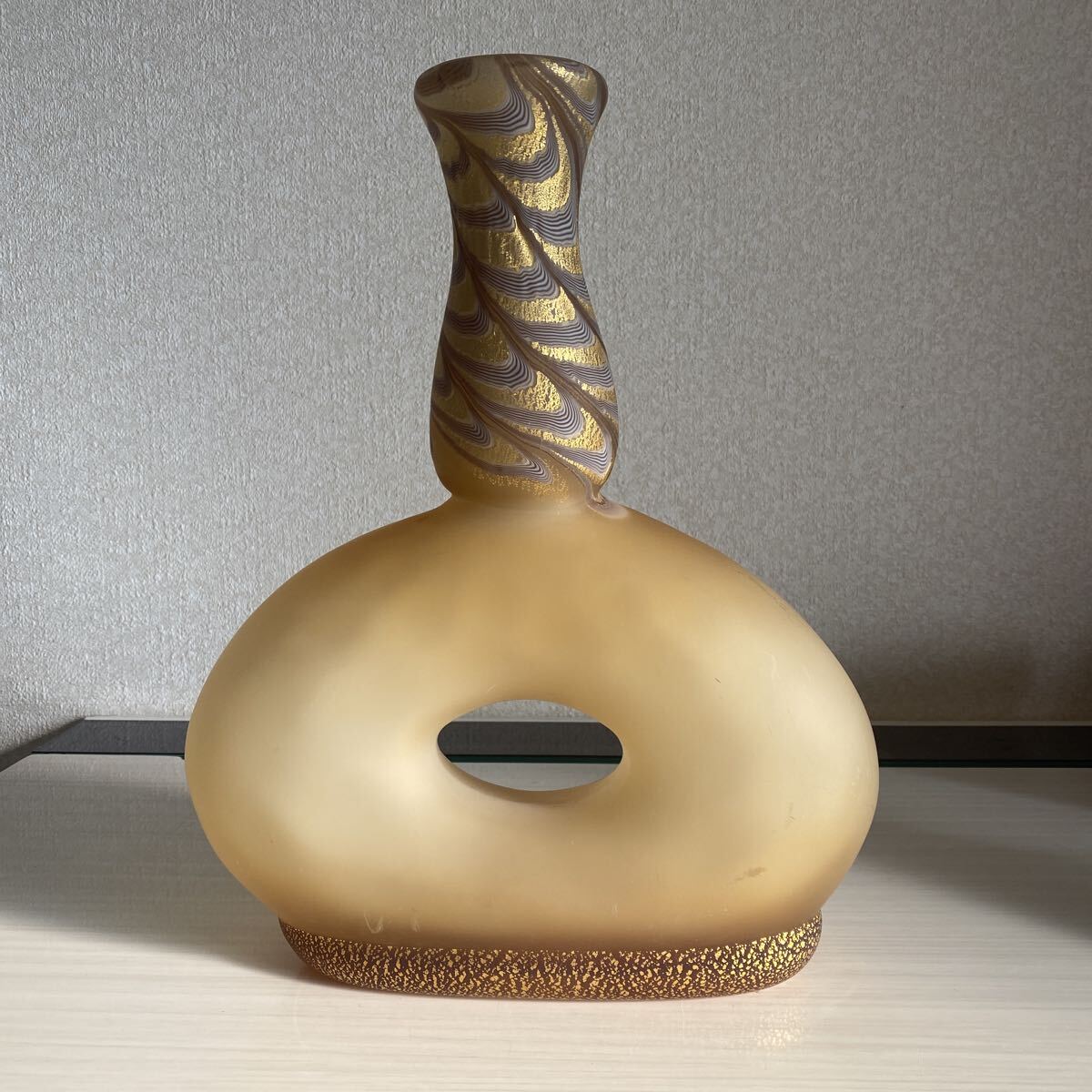 ガラス工芸作家　大川薫　金彩　花器　花瓶　花入　壷　硝子　ガラス　作家　在銘　現代アート　骨董品　高さ33cm 横26.3cm【78】