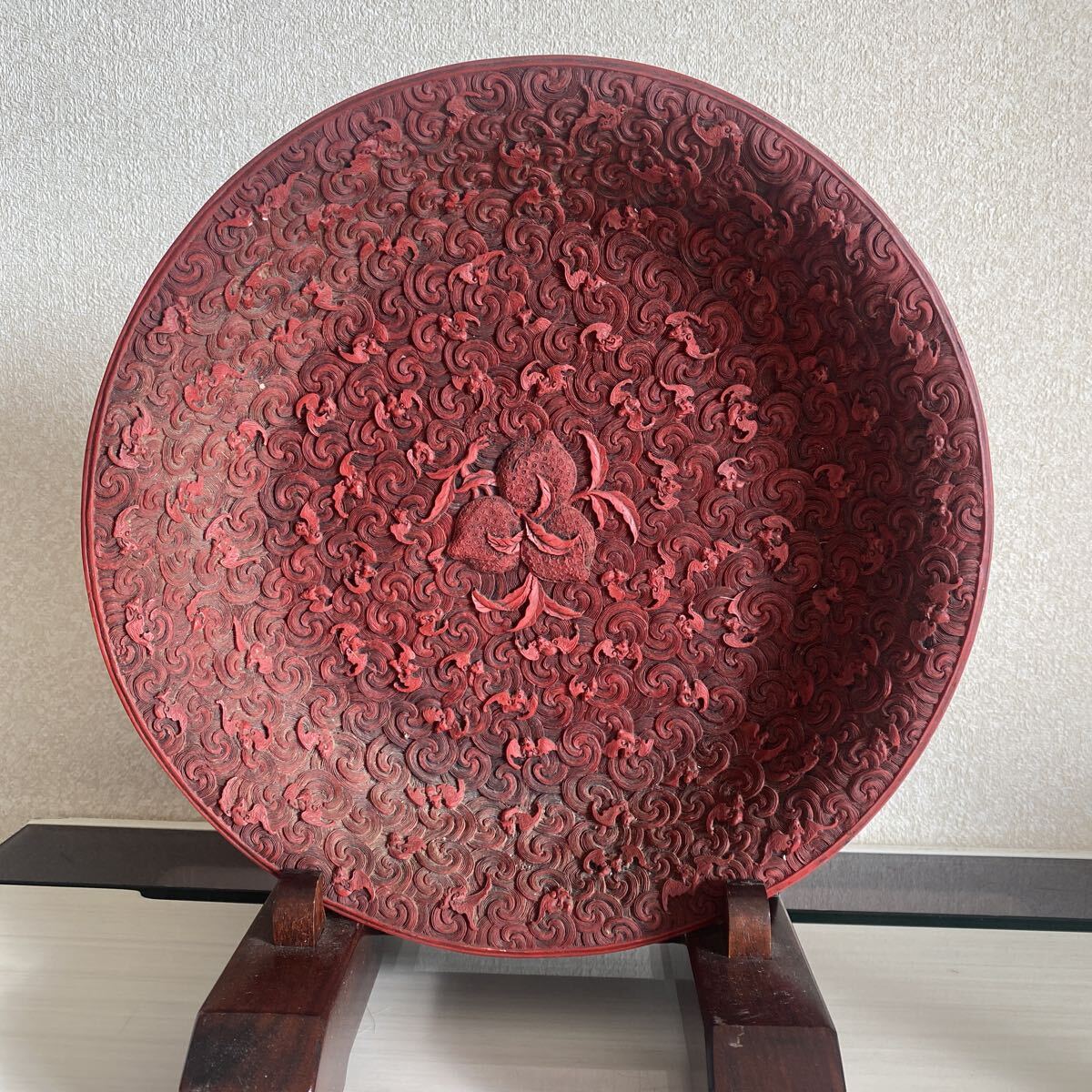 中国古美術　唐物　堆朱　花唐草彫飾皿　故宮博物院　大清乾隆年製　飾鉢　大盆　丸盆　骨董品　古美術品　時代　中国古玩　直径33cm【78】
