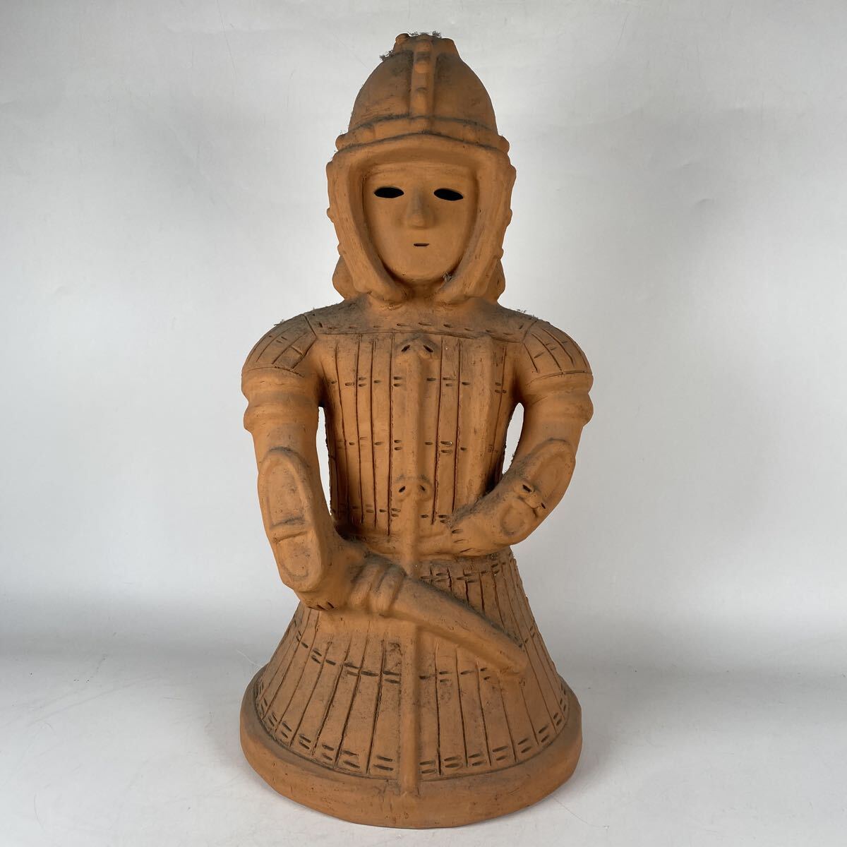 埴輪　はにわ　短甲武人埴輪　人形　時代　土器　発掘品　置物　オブジェ　彫刻　骨董品　古美術品　高さ52cm 土偶　土人形【710】