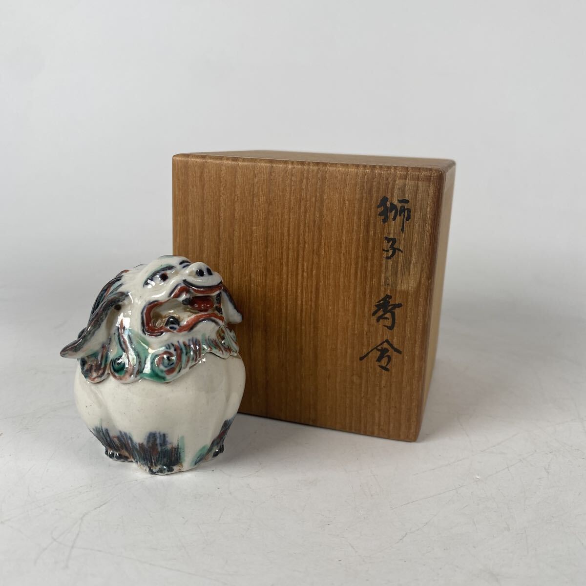 華中亭道八　獅子　香合　茶道具　作家　在銘　共箱　骨董品　古美術品　細密彫刻　希少　時代　道八　色絵　高さ6cm 横7.5cm【713】