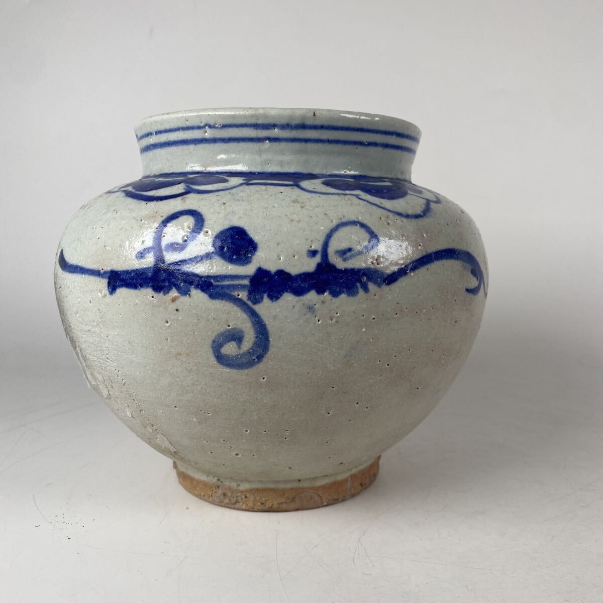 李朝　染付　草花　花瓶　壺　壷　花器　花入　時代　唐物　古美術品　骨董品　中国古玩　高さ17.5cm 横21cm 朝鮮古美術　【713】