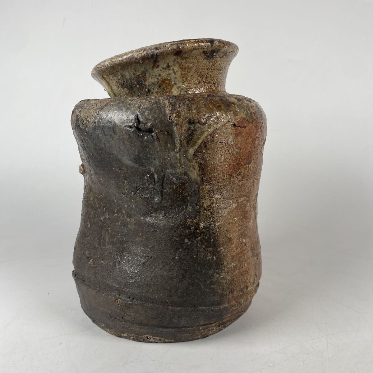 時代物　古信楽　信楽　壺　壷　花器　花瓶　古陶磁　うずくまる　下駄印　骨董品　古美術品　高さ21.5cm 横16.5cm【713】