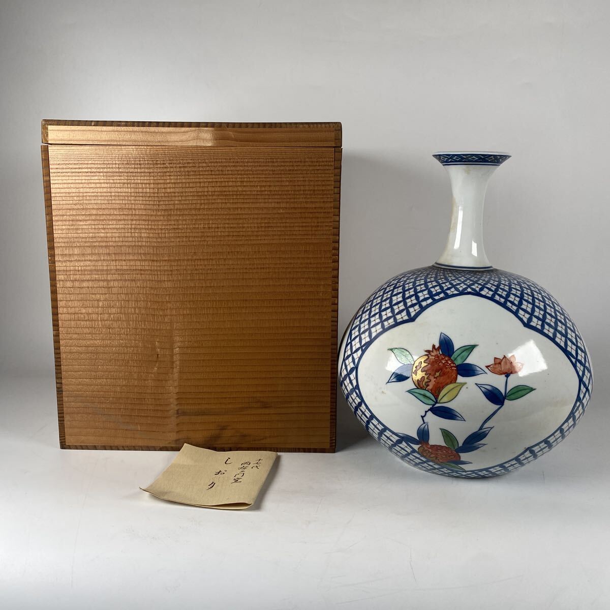 有田焼　十七代　両右衛門　色絵　草花　花瓶　飾壺　壺　花器　花入　作家　在銘　共箱　骨董品　古美術品 色鍋島 高さ31cm 横25cm【713】
