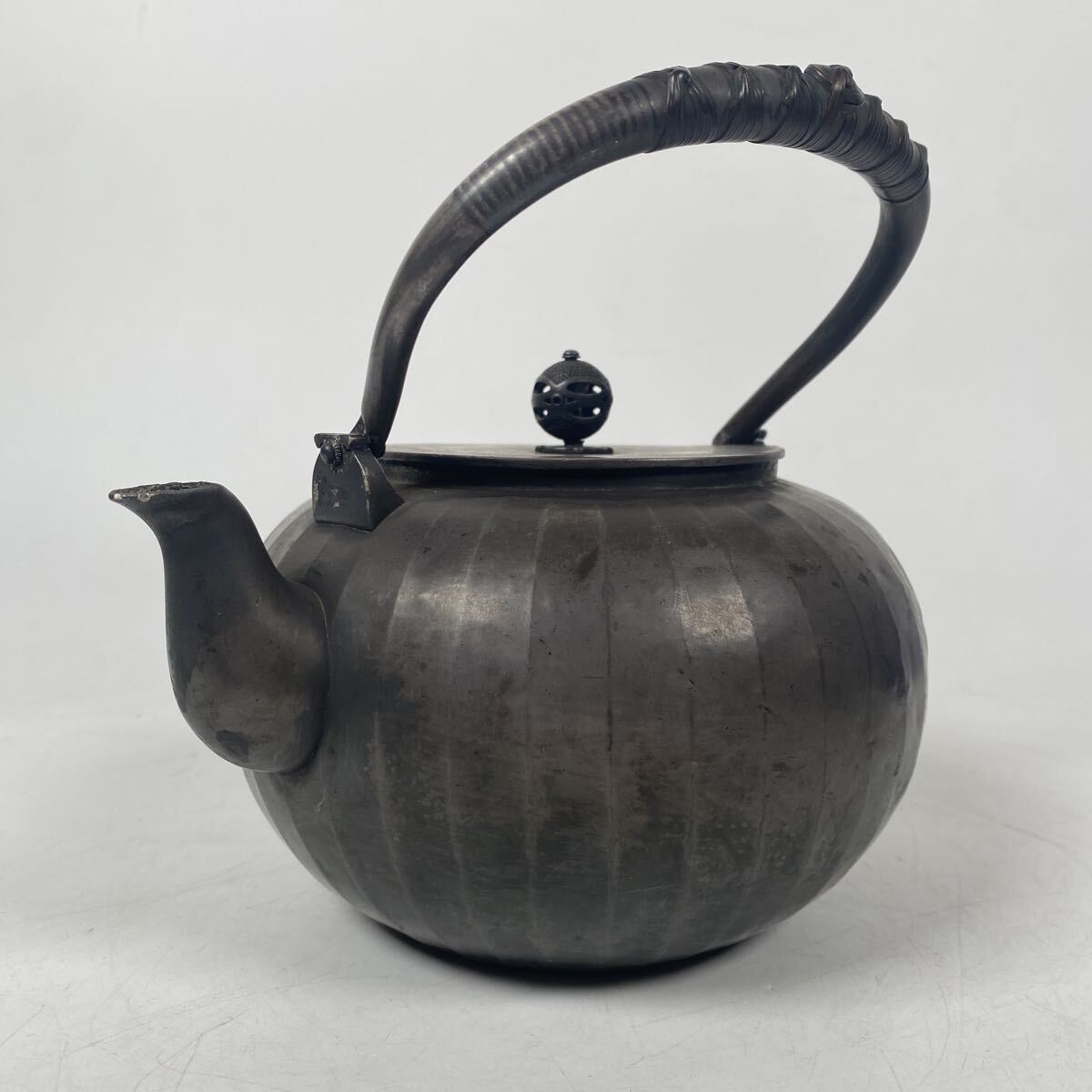 【保証品】純銀三越製　純銀　急須　湯沸かし　茶道具　水注　骨董品　古美術品　時代　金工　茶道具　重量604.5g 全長18.5cm【713】