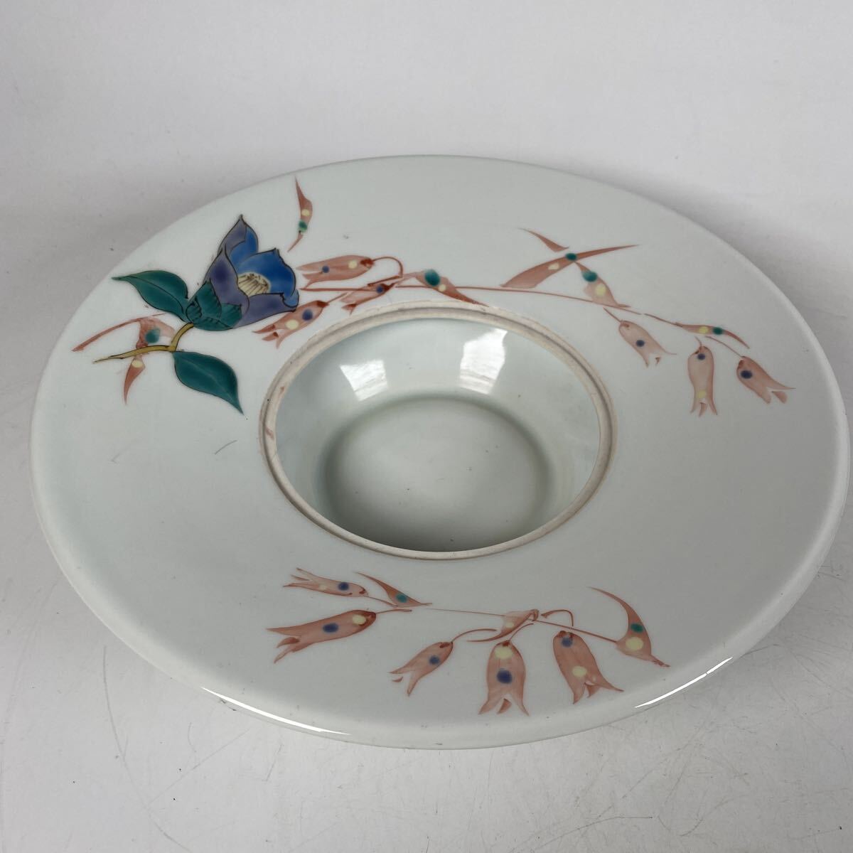 有田焼 琥山窯 小野祥瓷 色絵 香炉 鉢 花器 飾鉢 皿 在銘 作家 骨董品 古美術品 色絵磁器 時代 小野珀子 小野次郎 直径25.2cm【717③】
