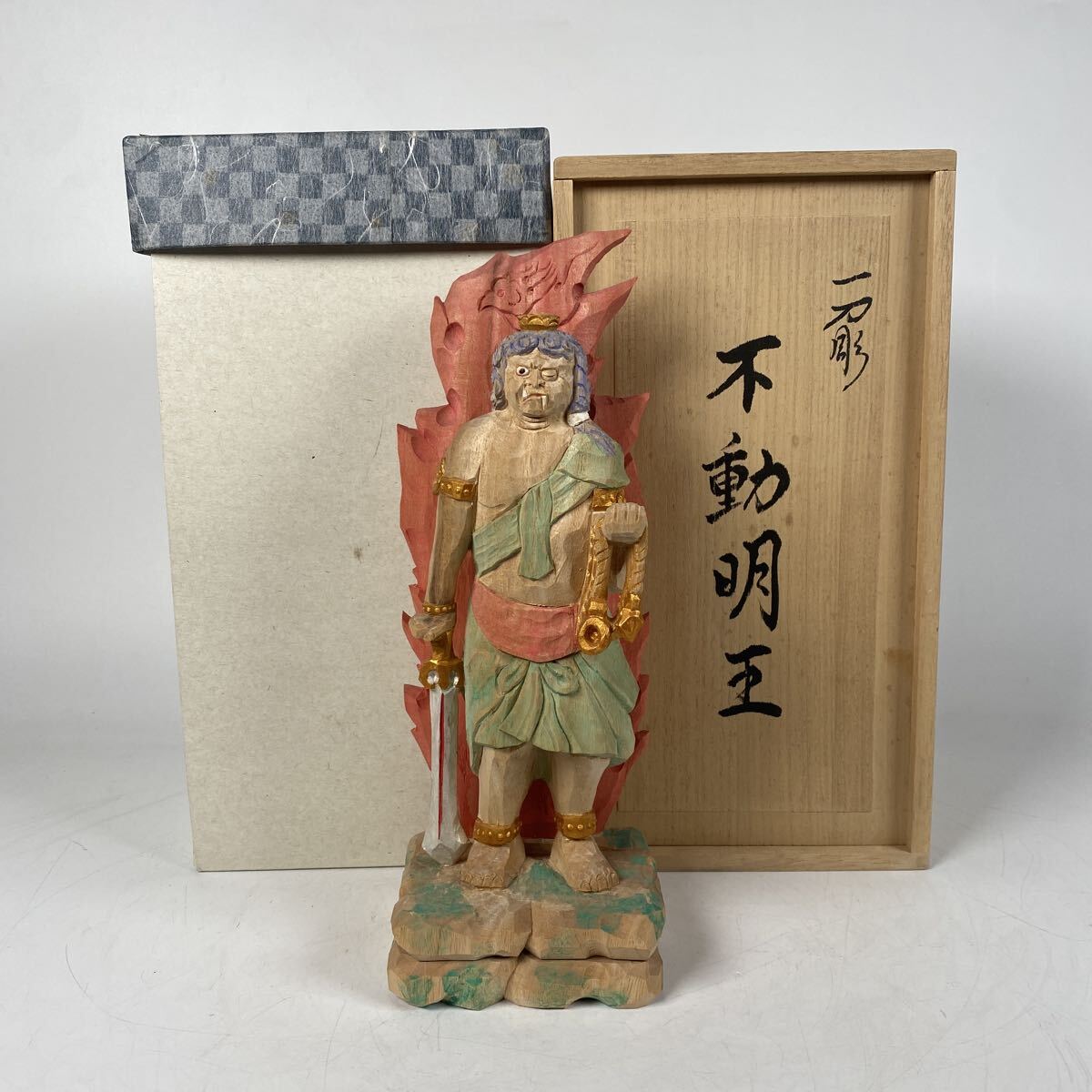 浦弘園 奈良一刀彫 彩色 木彫 不動明王 仏像 置物 オブジェ 作家 在銘 共箱 日本人形 細密彫刻 骨董品 古美術品 高さ26cm 横9.5cm【722】