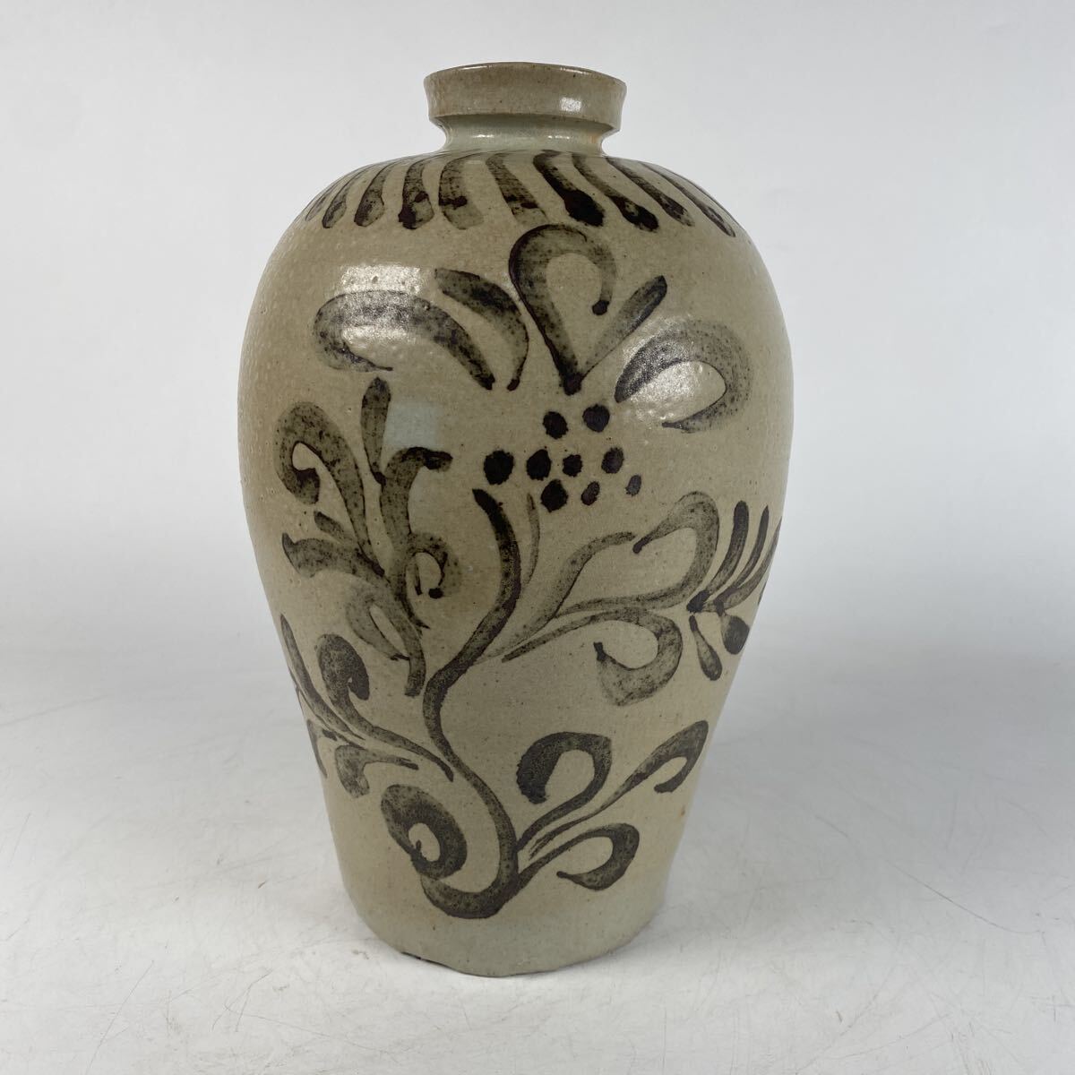 朝鮮古美術 李朝 鉄絵 草花 梅瓶 花瓶 花器 時代物 骨董品 唐物 壺 飾壷 古美術品 高さ26cm 横17.5cm 中国古玩【730】