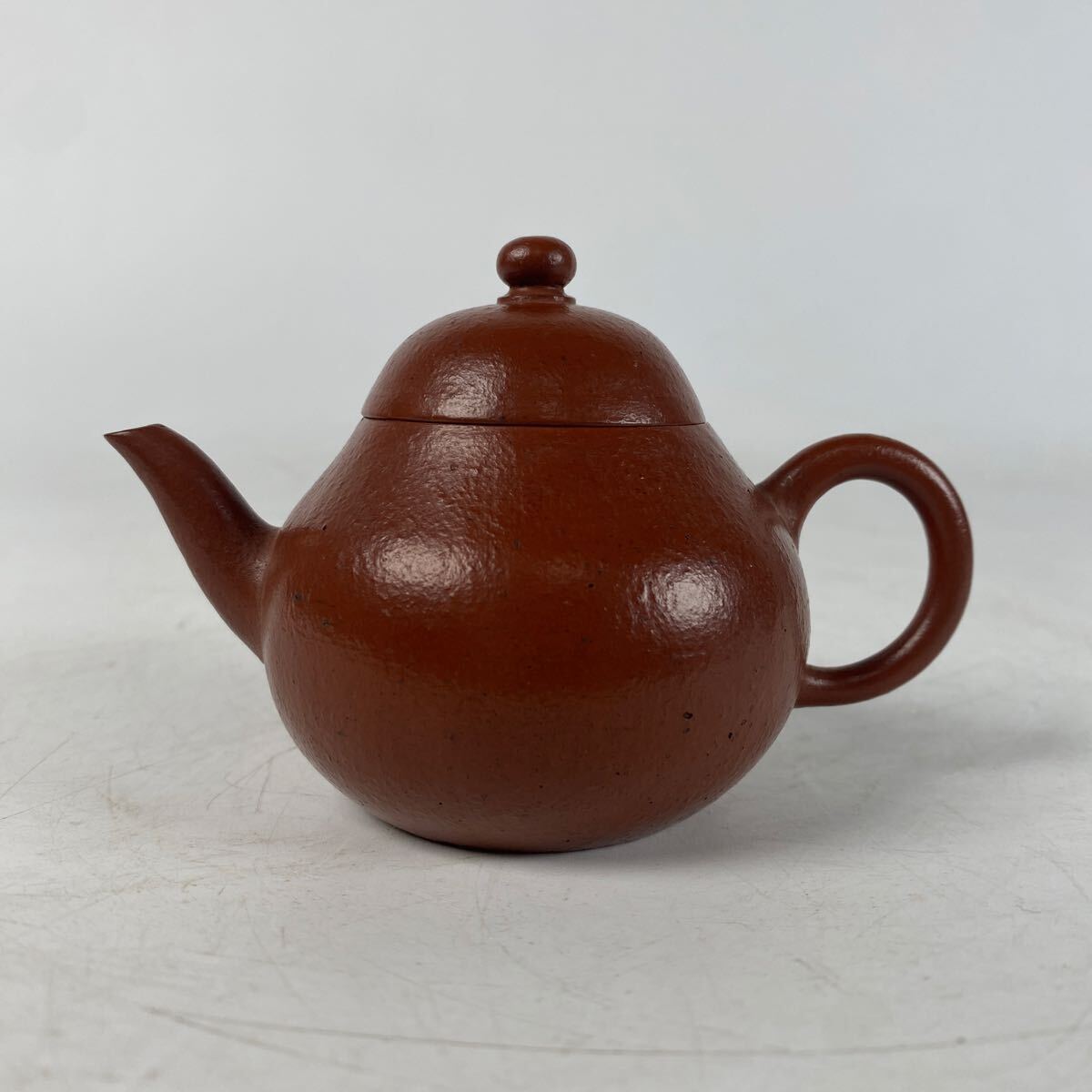 中国古美術 中国古玩 朱泥 急須 茶道具 煎茶 水注 骨董品 古美術品 時代 唐物 骨董品 古美術品 宜興 逸公製　全長11.5cm高さ7.5cm【730①】