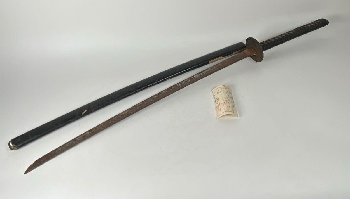 登録証あり　刀　長さ69.8cm 在銘/助六　日本刀　拵　外装　武具　刀装具　骨董品　古美術品　刀鍔　鞘　目貫　脇差　短刀　太刀【630】