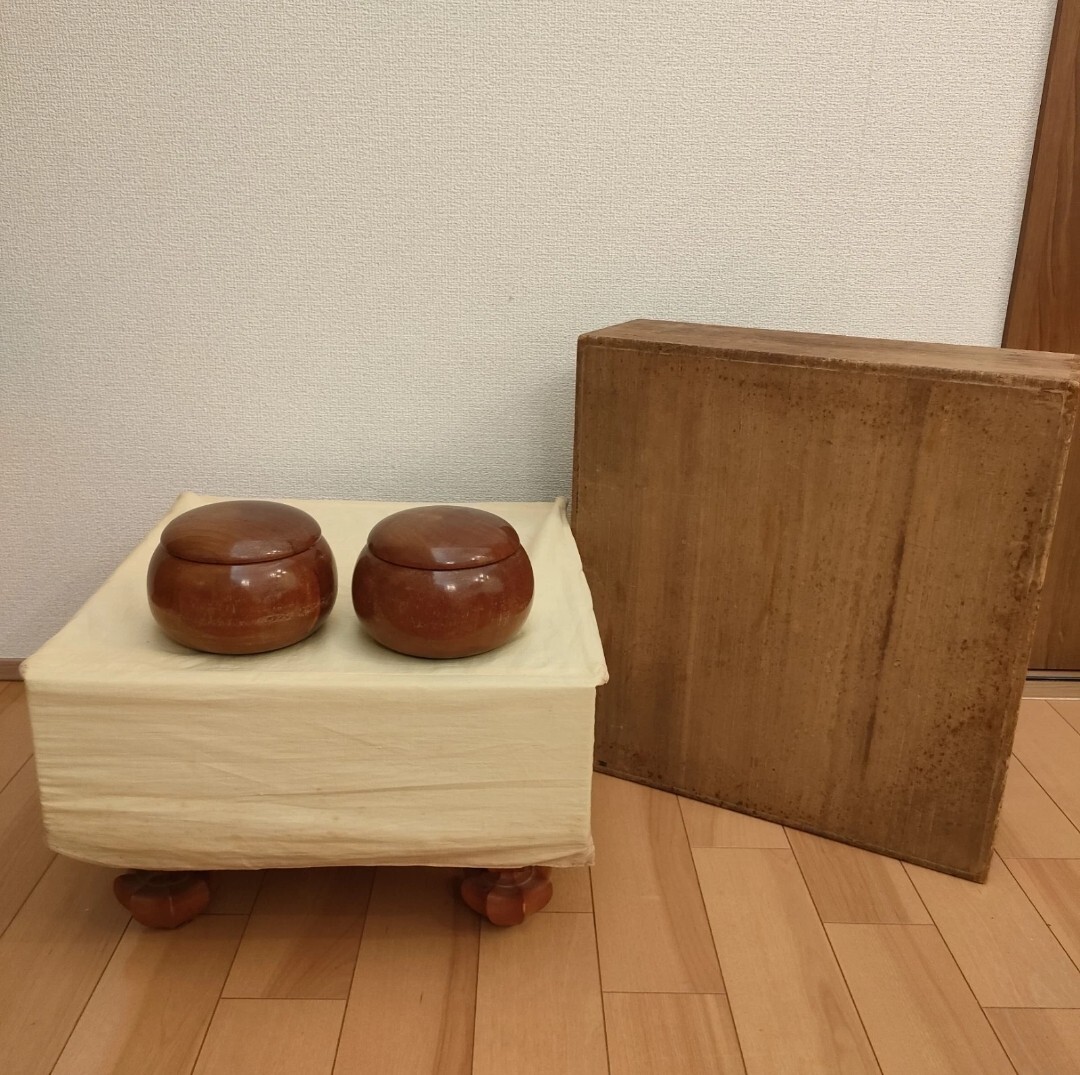 高級囲碁セット 本榧 足付碁盤 4.7寸 日向特製 蛤碁石 32号 那智黒 月印 榧盤 囲碁 骨盤 時代物 