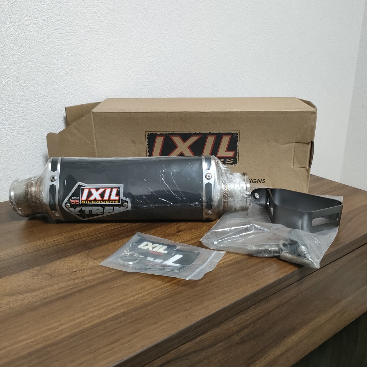 新品 IXIL 50.8mm 汎用サイレンサー マットブラック GSX-R ニンジャ R25 マフラー イクシル スリップオンマフラー