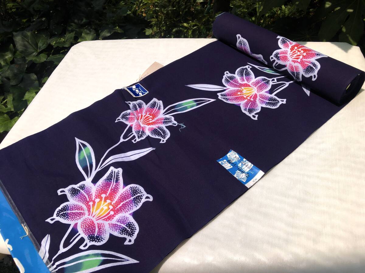 新品　浴衣　反物　紺地　古典浴衣地　百合の花