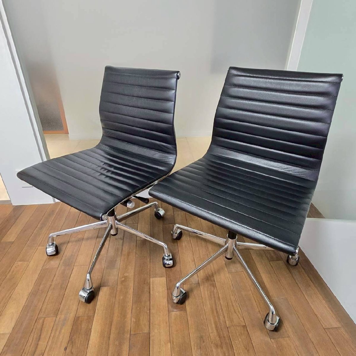 【リプロダクト品】 イームズ アルミナムチェア アームレス ２脚セット オフィスチェア Herman Miller ハーマンミラー /D6238