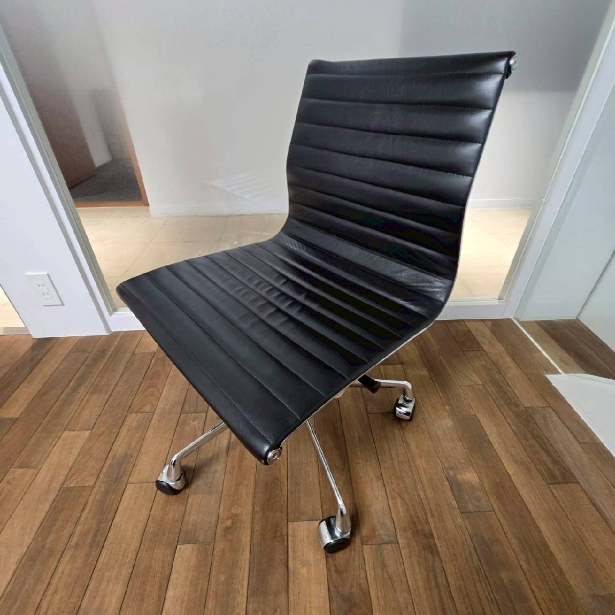 【リプロダクト品】 イームズ アルミナムチェア アームレス オフィスチェア Herman Miller ハーマンミラー /D6243