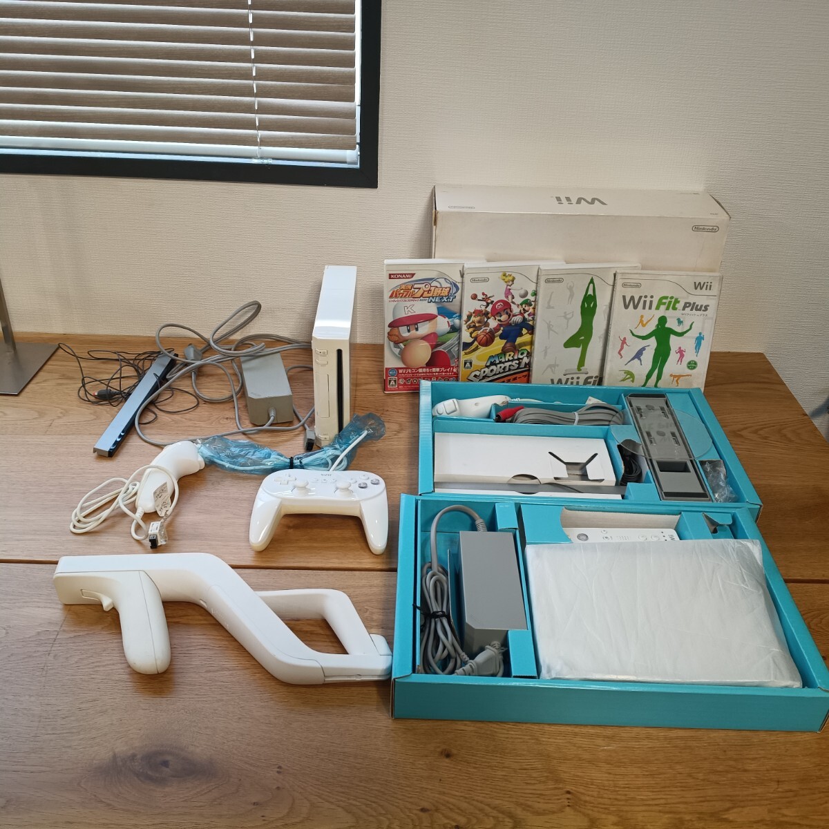 7-16 Wii 本体2台セット RVL-001 箱付 周辺機器多数 ソフト4本 マリオスポーツミックス パワプロ Wii Fit Wii Fit Plus 現状品