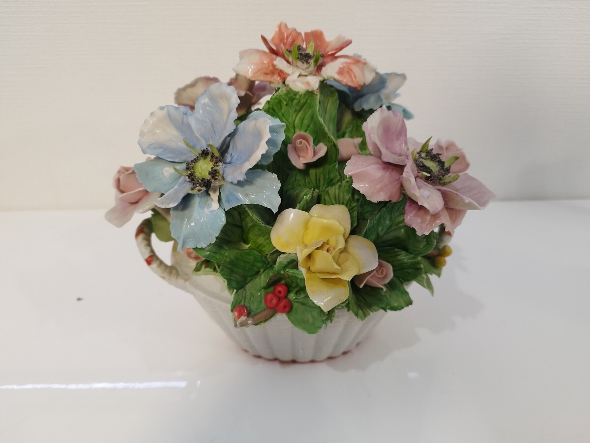(7-40)CAPODIMONTE カポディモンテ イタリア製 陶花 フラワーアレンジメント 陶器 オブジェ 置物 花瓶風 現状品