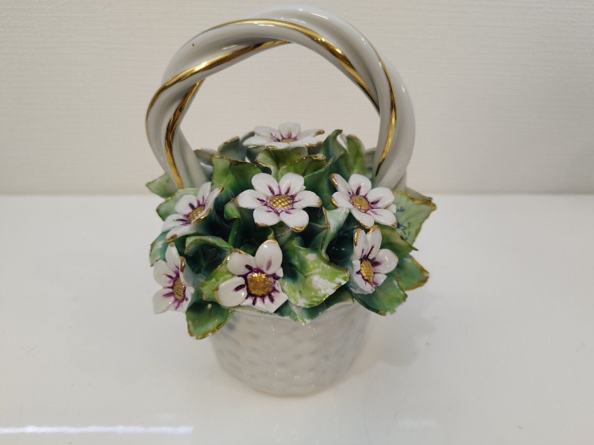 (7-40)CAPODIMONTE カポディモンテ イタリア製 陶花 バスケット フラワーアレンジメント 陶器 オブジェ 置物 現状品