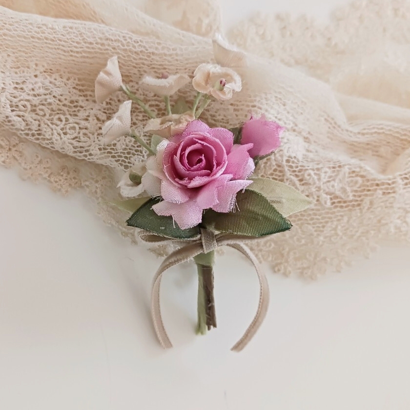 染め布花＊ 蕾つきミニ薔薇と小花のコサージュ　ハンドメイド　　髪飾り　　布花ブローチ