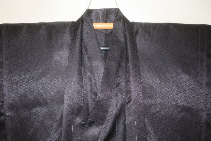 拾11566RM シルク化繊 男着物羽織 裄76丈147К黒地の業平菱・繻子地紋織 新品 単衣仕立て