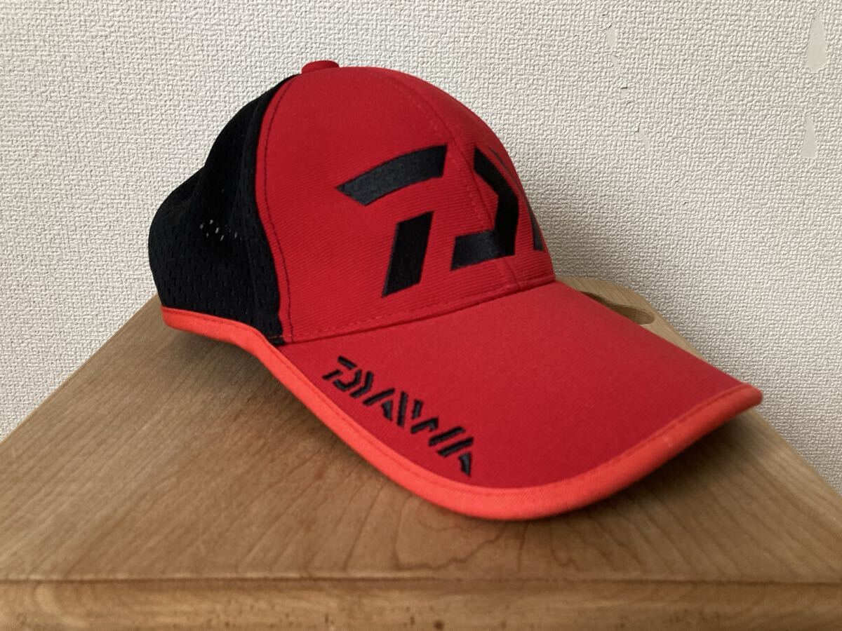 【DAIWA】メッシュキャップ ビッグロゴ刺繍 黒赤切替 普段着 釣り フィッシングなど 帽子 ダイワ