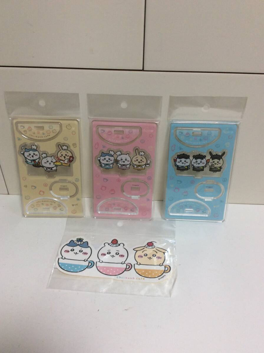 ちいかわ　ちいかわカフェ　ゆらゆらアクリルスタンド　３種セット　と　ステッカー１枚　セットで